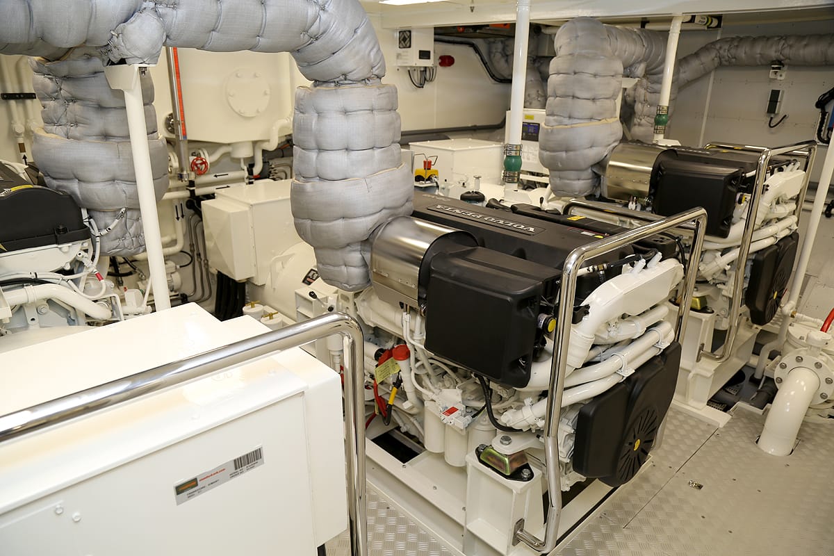 Im Maschinenraum erzeugen drei Generatoren elektrische Energie für den Antrieb und die Bordelektronik.