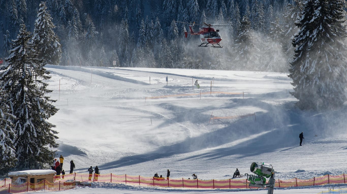 Ein Rettungshubschrauber landet auf dem Feldberg in der Nähe des Resi-Liftes. Sein Einsatz konnte den Tod der beiden Skifahrer nicht mehr verhindern.