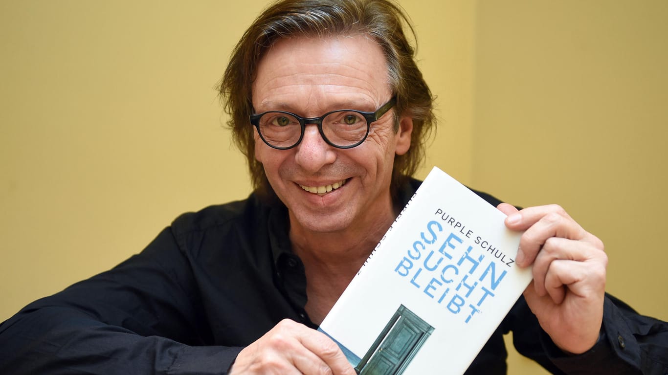 Der Musiker und Autor Purple Schulz zeigt sein Buch "Sehnsucht bleibt".