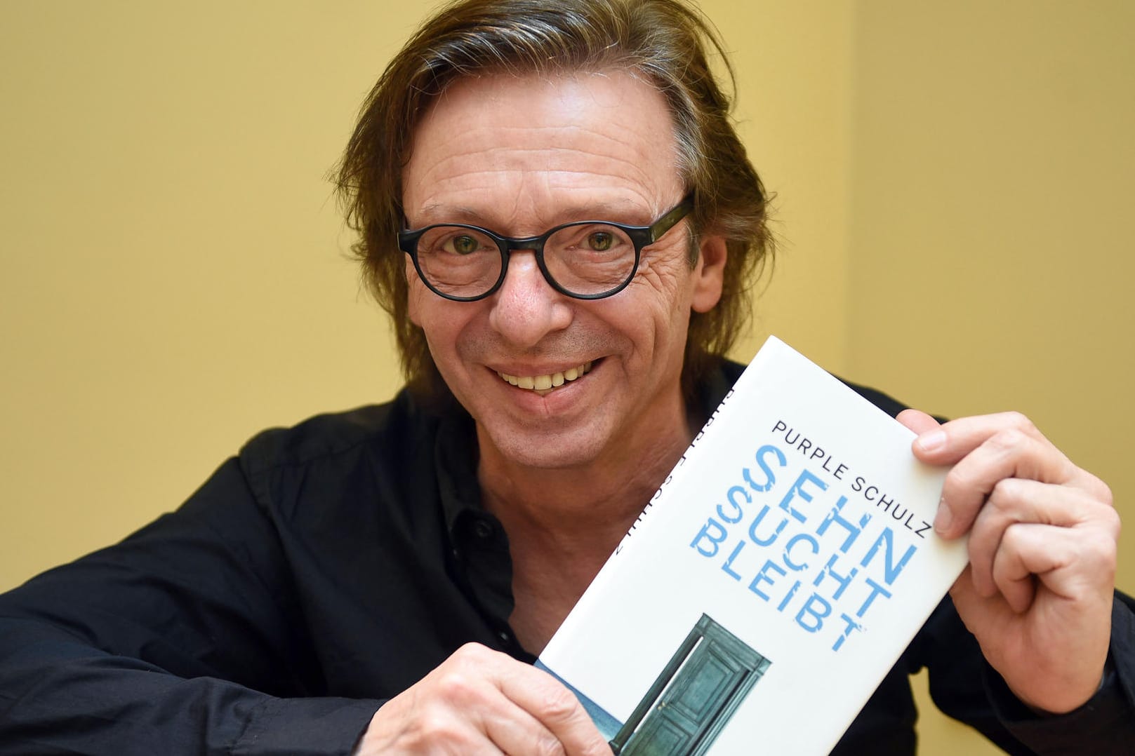Der Musiker und Autor Purple Schulz zeigt sein Buch "Sehnsucht bleibt".