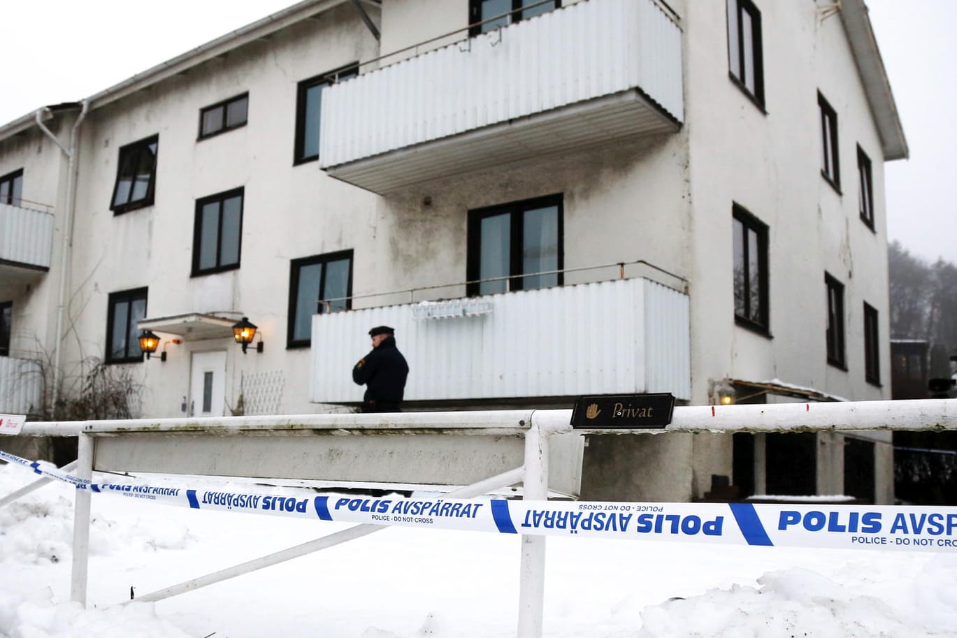 Ein Polizeibeamter am Flüchtlingsheim in Molndal.