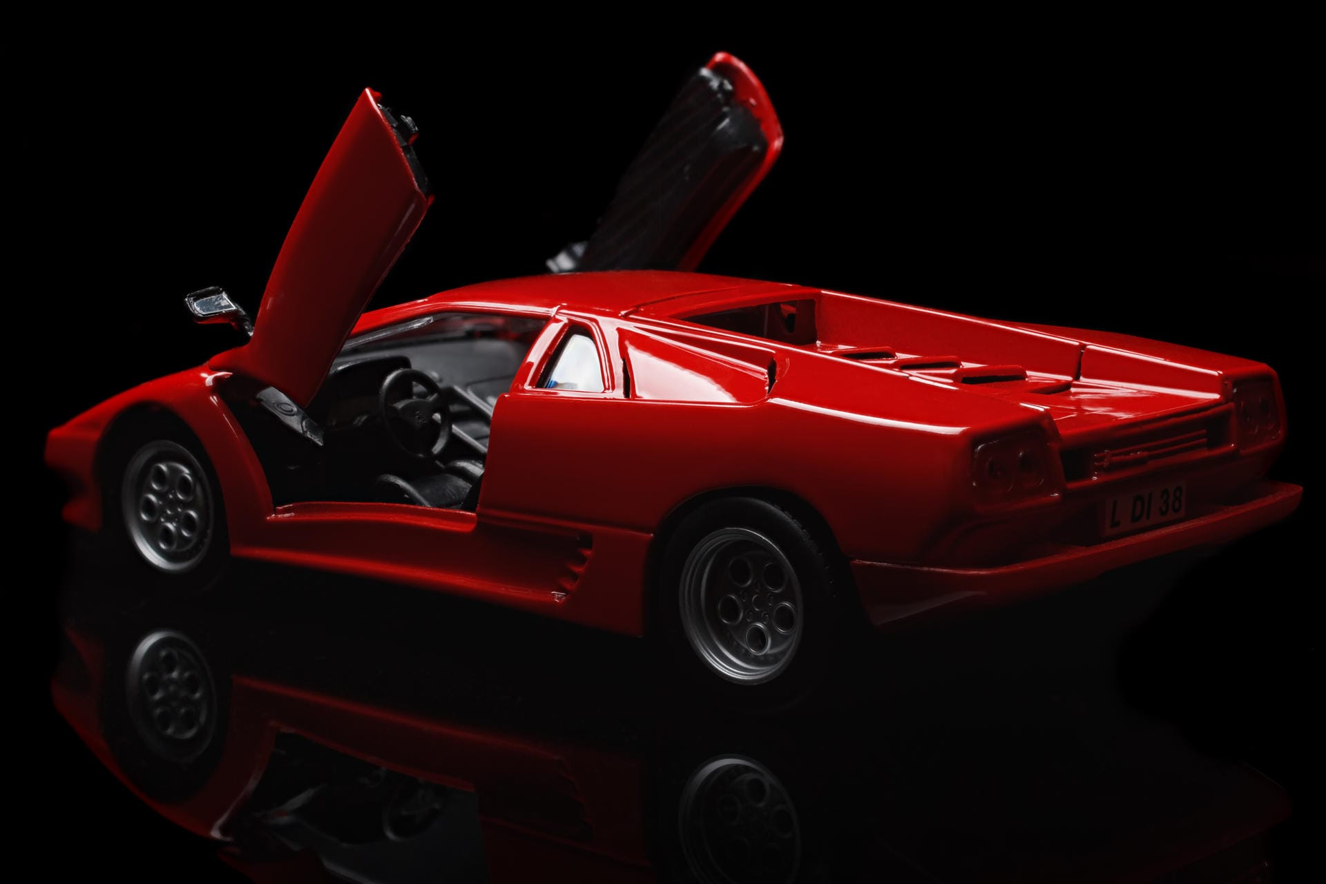 Ist genügend Budget vorhanden, greifen Männer gerne auch zum roten Lamborghini Diablo. "Männer schlüpfen dabei in die Projektion, die das Auto-Image vermittelt", sagt der Frankfurter Männercoach Gerrit Grahl.