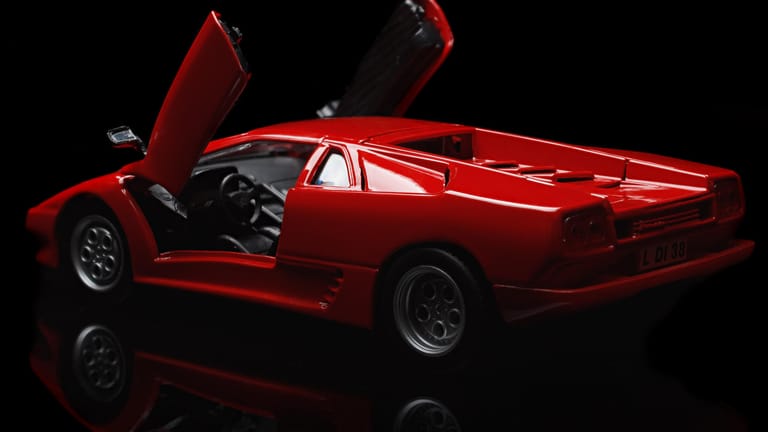 Ist genügend Budget vorhanden, greifen Männer gerne auch zum roten Lamborghini Diablo. "Männer schlüpfen dabei in die Projektion, die das Auto-Image vermittelt", sagt der Frankfurter Männercoach Gerrit Grahl.