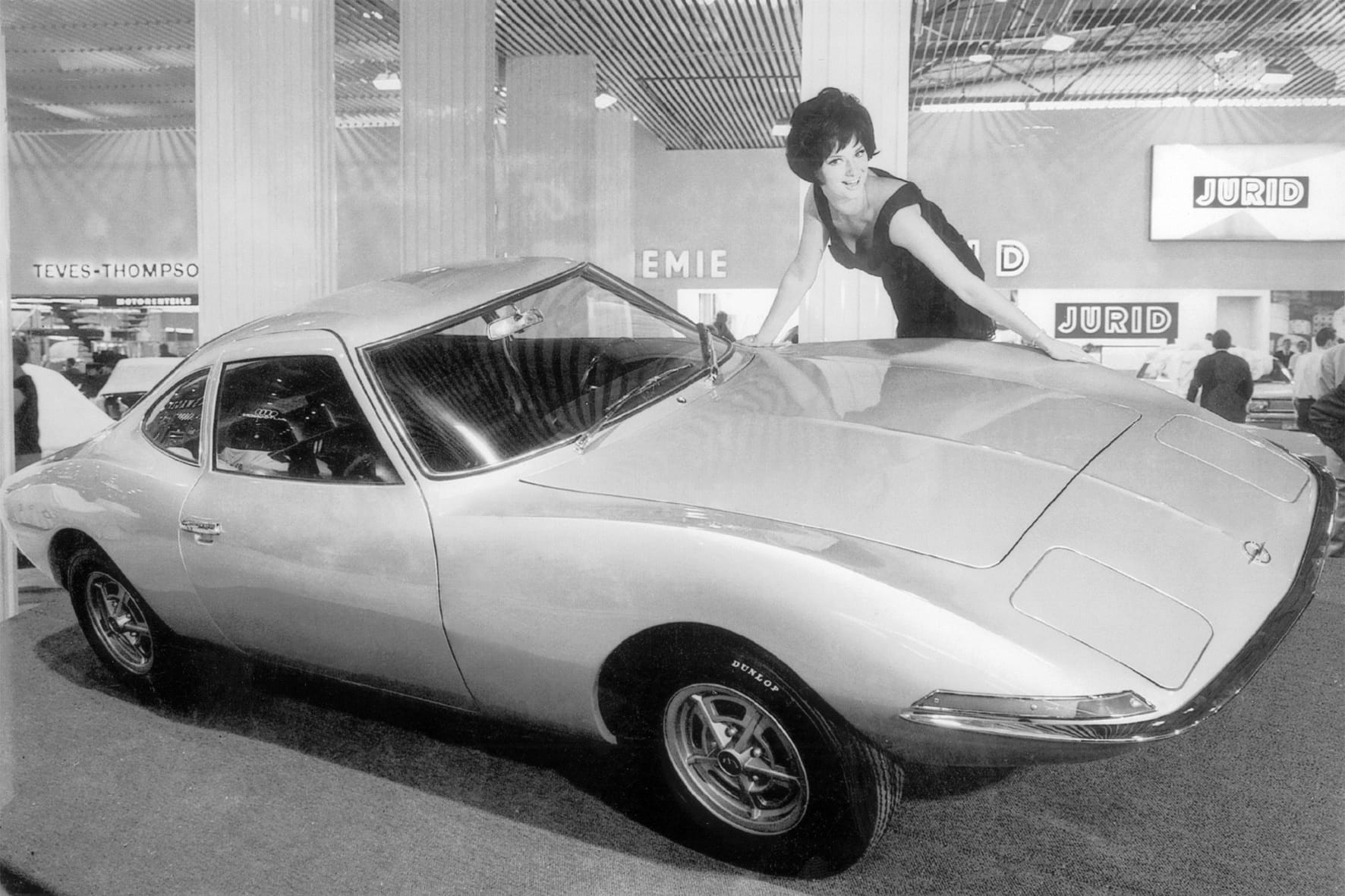 Das Vorbild stammt aus dem Jahr 1965: "Der Experimental GT war damals Avantgarde und der GT Concept ist es heute wieder - absolut klar, minimalistisch, dabei spannend und kompromisslos", so Mark Adams, Opel-Chefdesigner.