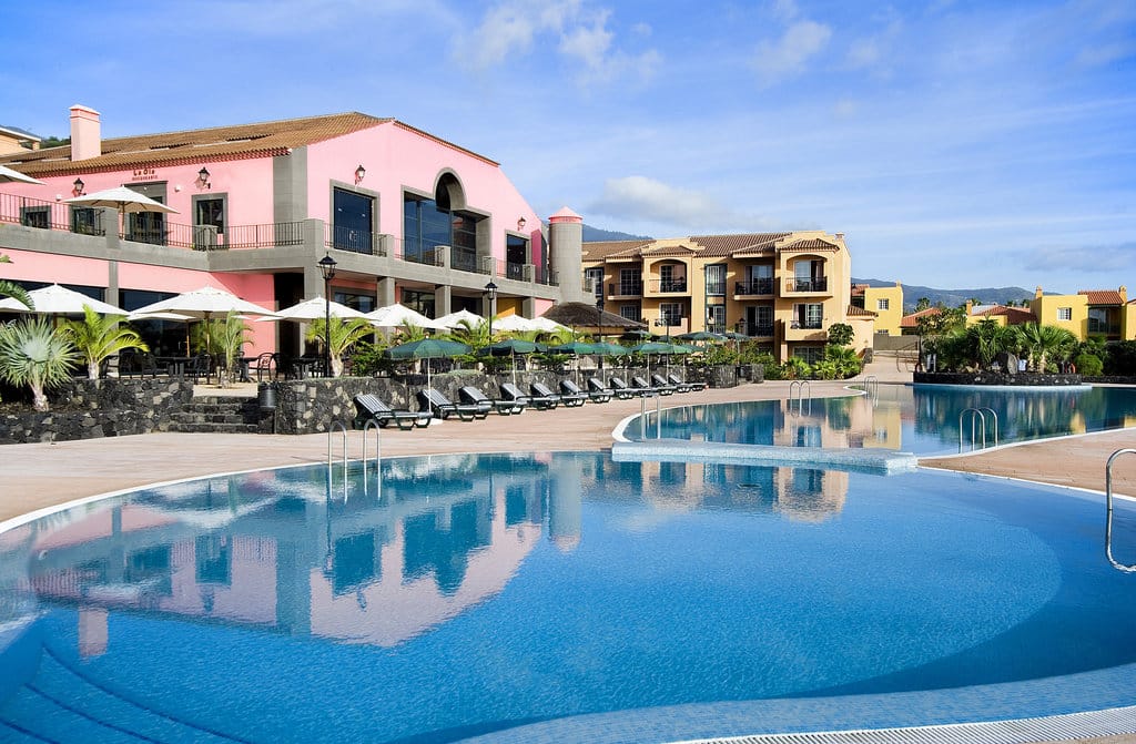 Auf der kleinen Kanareninsel La Palma in Los Cancajos liegt das "Hotel Las Olas". An die Gebäude schließt eine gepflegte Gartenanlage. Inmitten des Pflanzenparadieses warten drei Pools auf Gäste