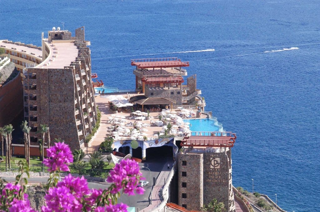Das "Gloria Palace Amadores Thalasso & Hotel" thront auf einer Klippe über dem Meer. Für genügend Abwechslung sorgen zwei Pools mit Kinderbecken oder der Wellness-Bereich. Die Strandpromenade zwischen Puerto Rico und Amadores ist auch quasi um die Ecke.