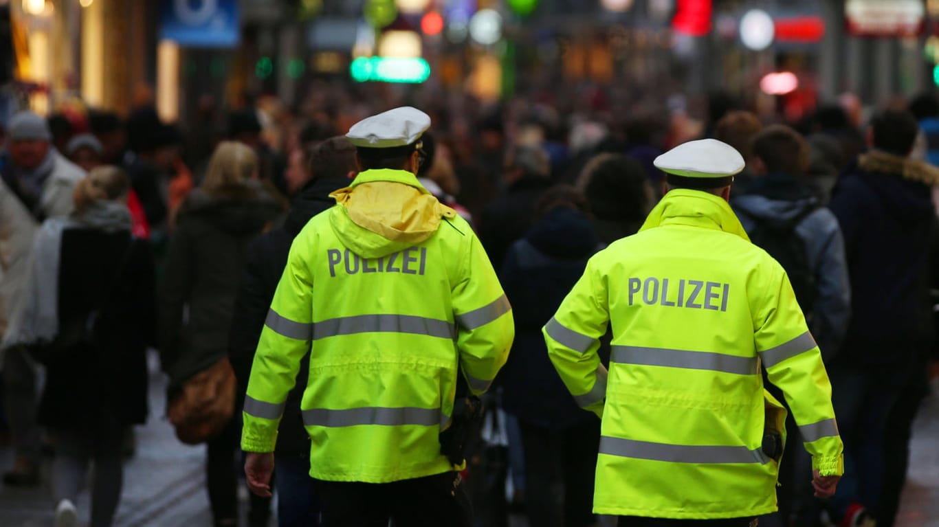 Die Kölner Polizei will im Karneval mehr Präsenz zeigen und setzt gleichzeitig auf Prävention.