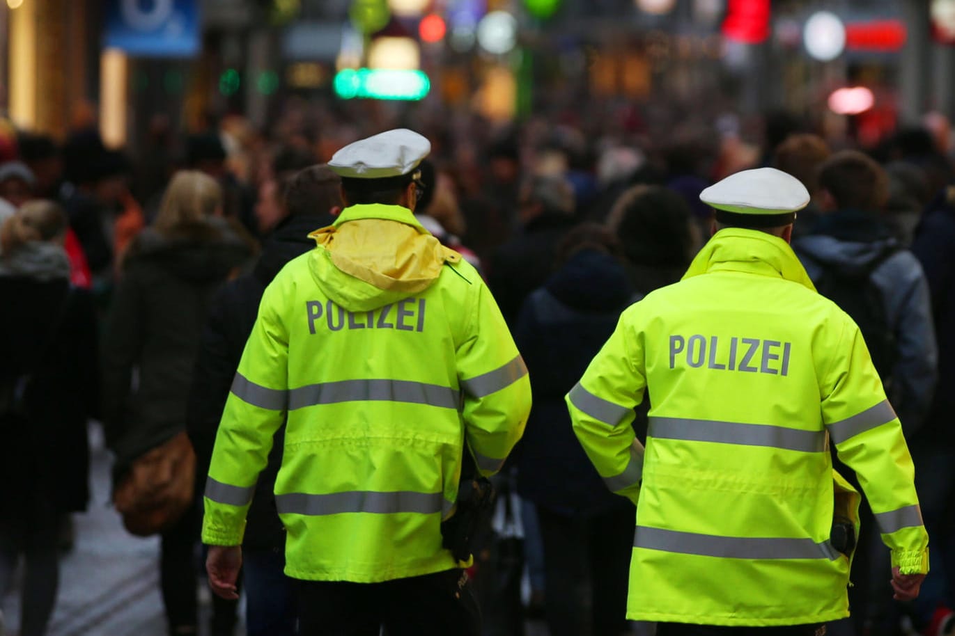 Die Kölner Polizei will im Karneval mehr Präsenz zeigen und setzt gleichzeitig auf Prävention.