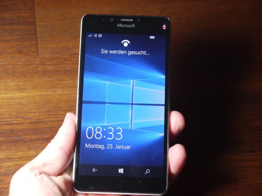 Microsoft Lumia 950: Dank Windows 10 und der neuen Funktion Hello kann man das Smartphone entsperren, indem man es einfach anschaut.
