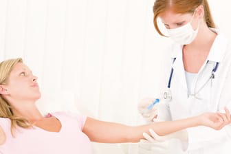 Eine Impfung vor der Schwangerschaft kann später Komplikationen minimieren.