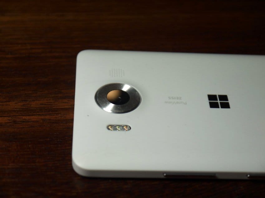 Die Hauptkamera des Lumia 950 hat eine Auflösung von 20 Megapixeln und wird von einem Dreifach-LED-Blitz unterstützt.