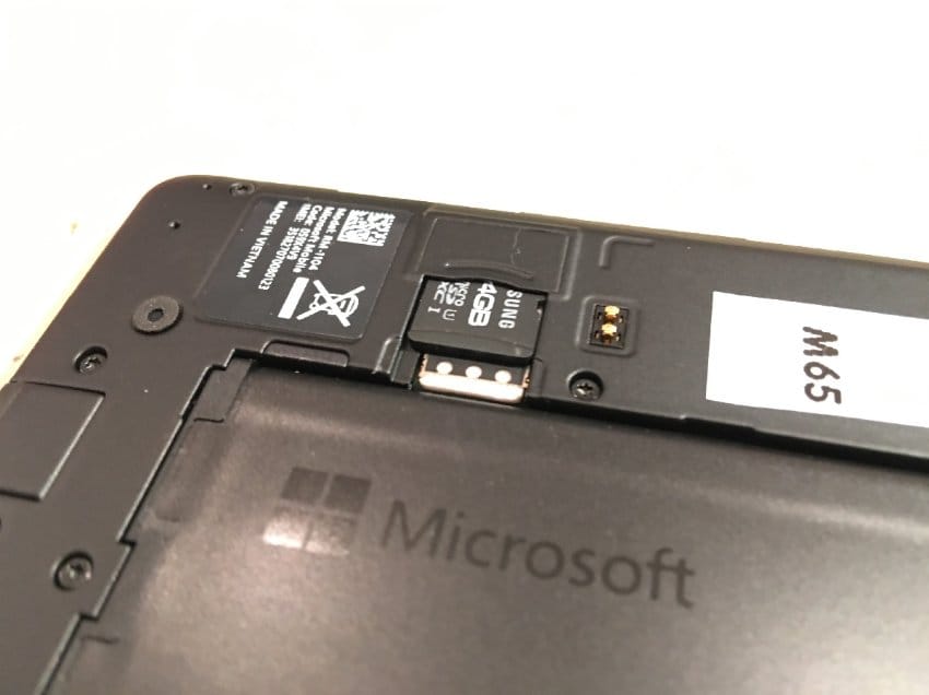 Als Doppelpack liegen Nano-Sim- und microSD-Speicherkarte übereinander. Neben der getesteten Single-Sim-Version gibt es das Lumia 950 auch als Dual-Sim-Modell.
