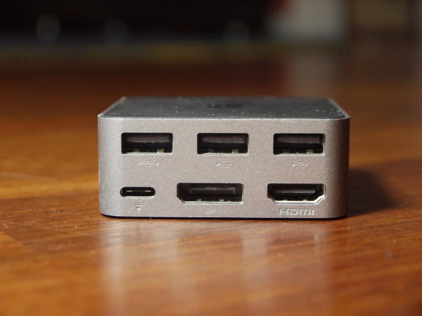 Auf der Rückseite des Docks stehen drei USB-Buchsen bereit, außerdem ein HDMI- und ein DisplayPort-Anschluss.