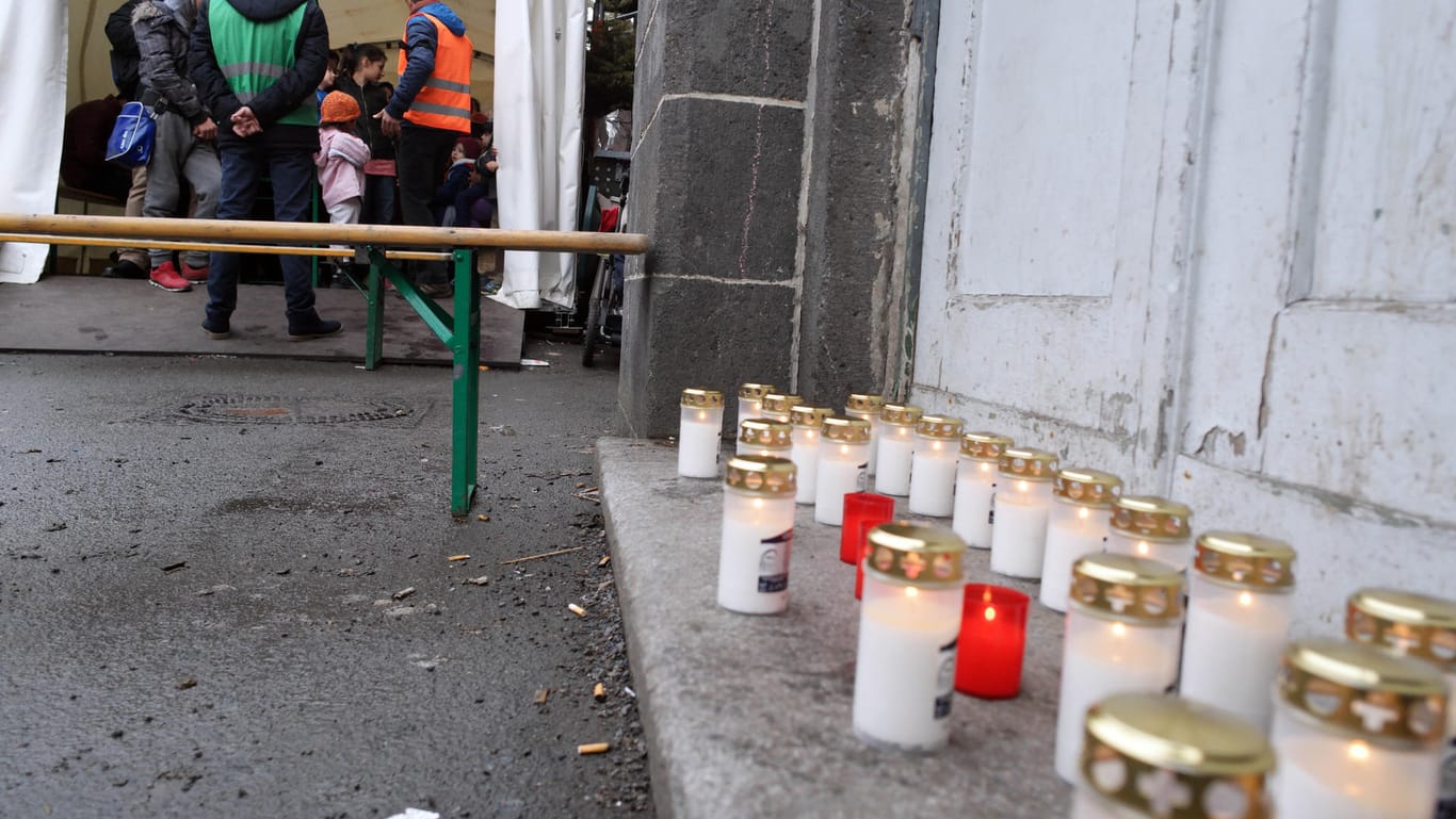 Vor dem Lageso standen am Mittwoch Kerzen. Dabei war die Nachricht eines nach tagelangem Anstehen verstorbenen Flüchtlings frei erfunden.
