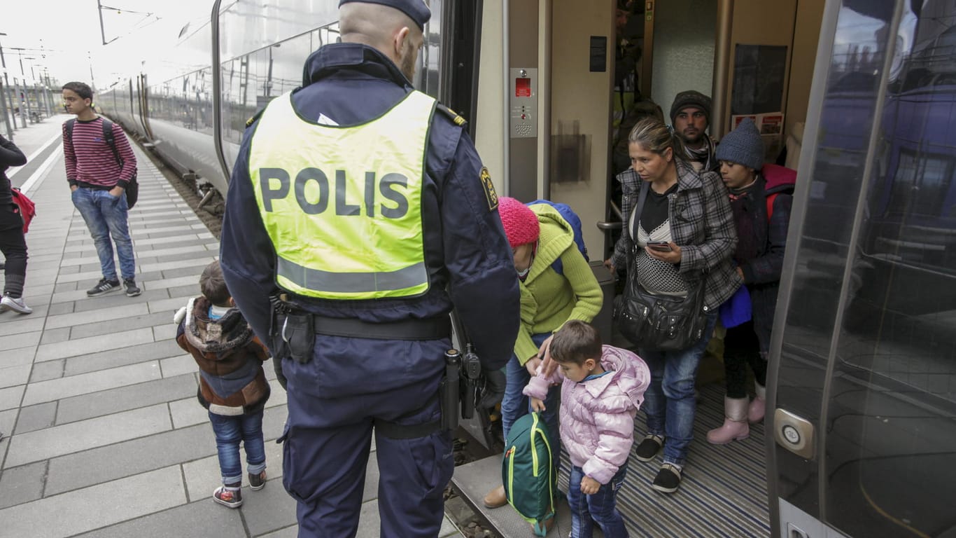 Migranten in Schweden: Die Regierung des Landes will Zehntausende Asylbewerber im Zweifelsfall auch mit Hilfe von Zwangsmaßnahmen ausweisen.