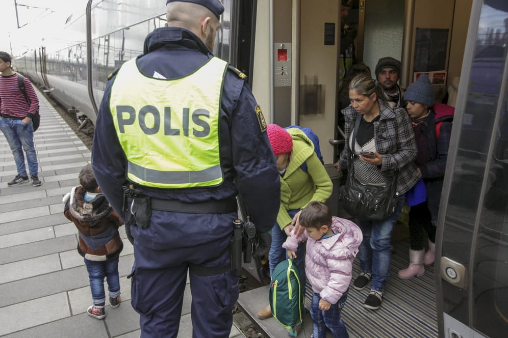 Migranten in Schweden: Die Regierung des Landes will Zehntausende Asylbewerber im Zweifelsfall auch mit Hilfe von Zwangsmaßnahmen ausweisen.