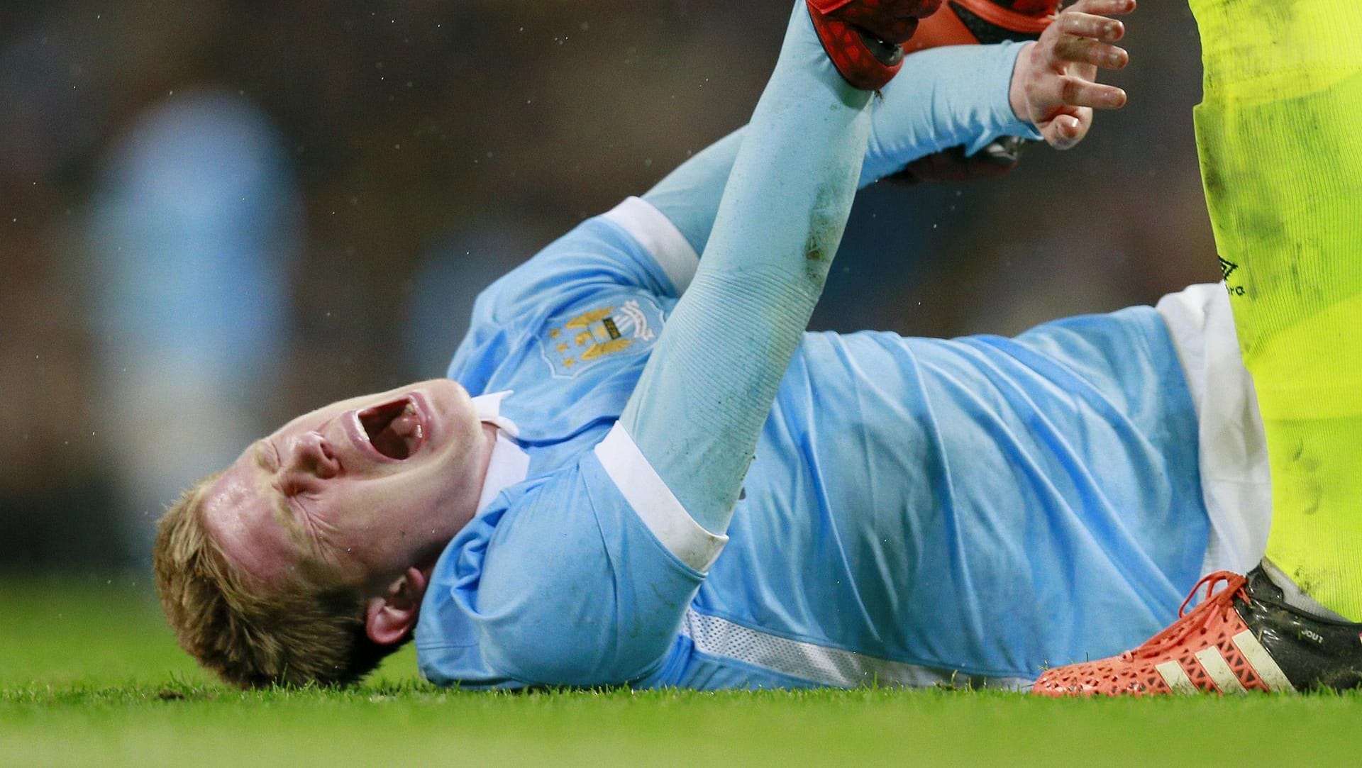 Schreiend vor Schmerz wälzt sich Kevin De Bruyne am Boden.