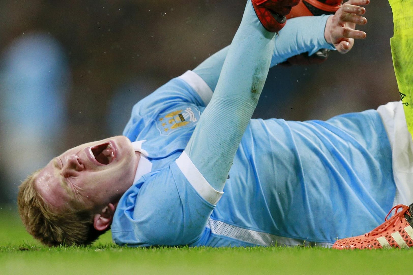 Schreiend vor Schmerz wälzt sich Kevin De Bruyne am Boden.