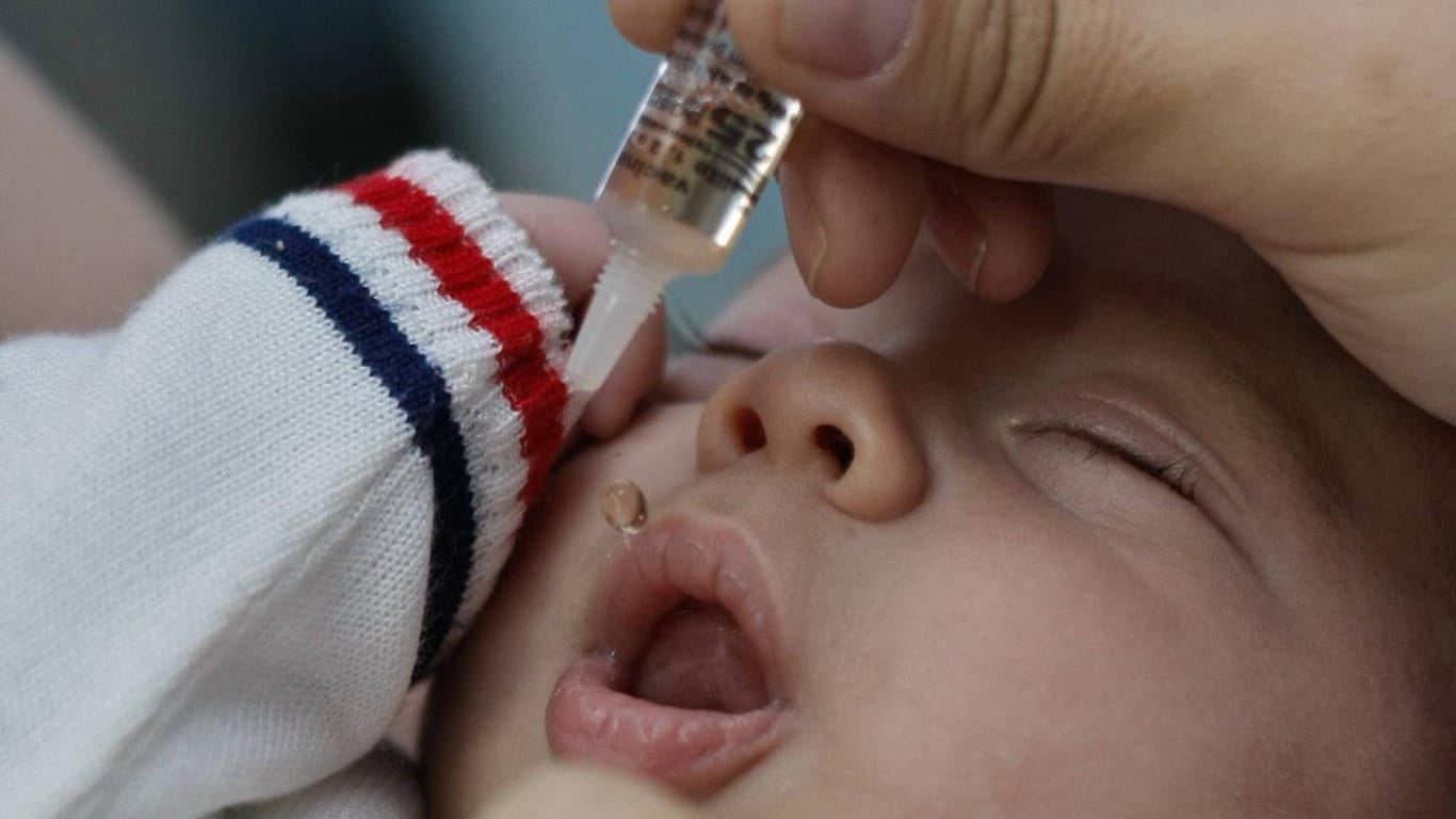 Bei der Impfung gegen Rotaviren handelt es sich um eine Schluckimpfung.