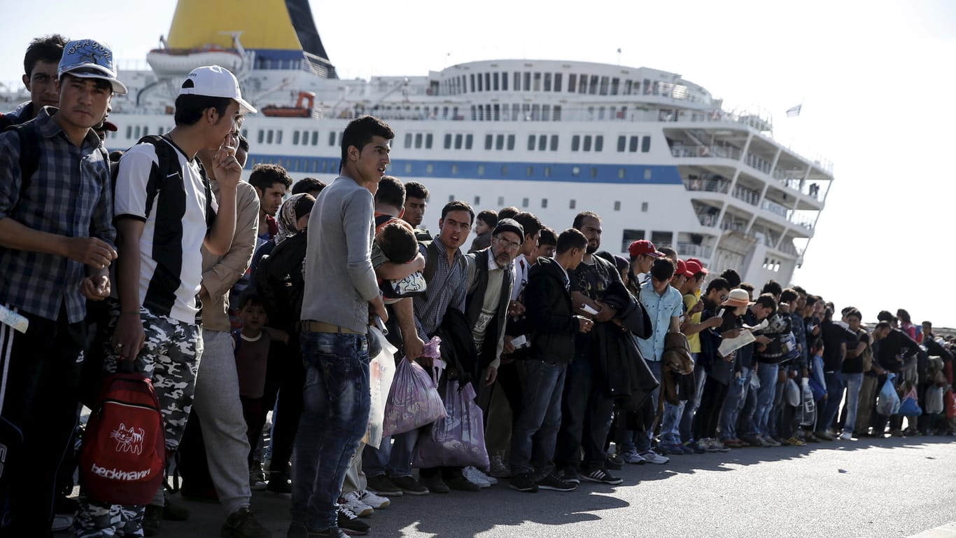 Ankommende Flüchtlinge auf der griechischen Insel Lesbos vor einer Fähre.