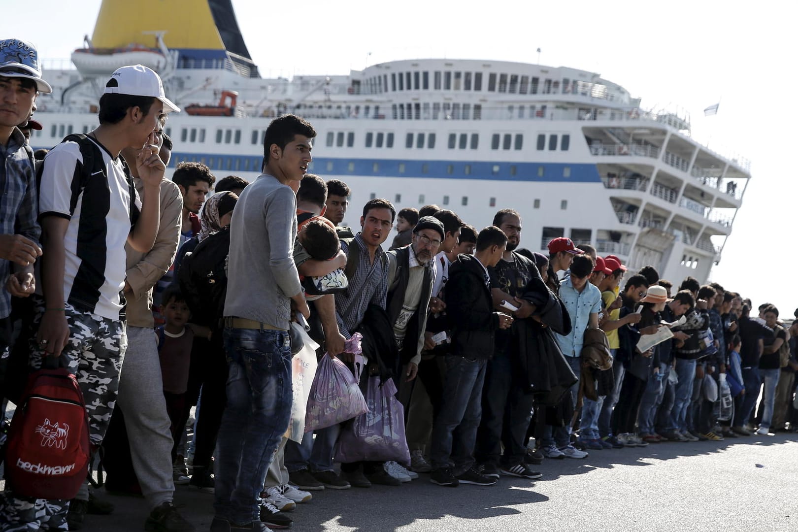 Ankommende Flüchtlinge auf der griechischen Insel Lesbos vor einer Fähre.