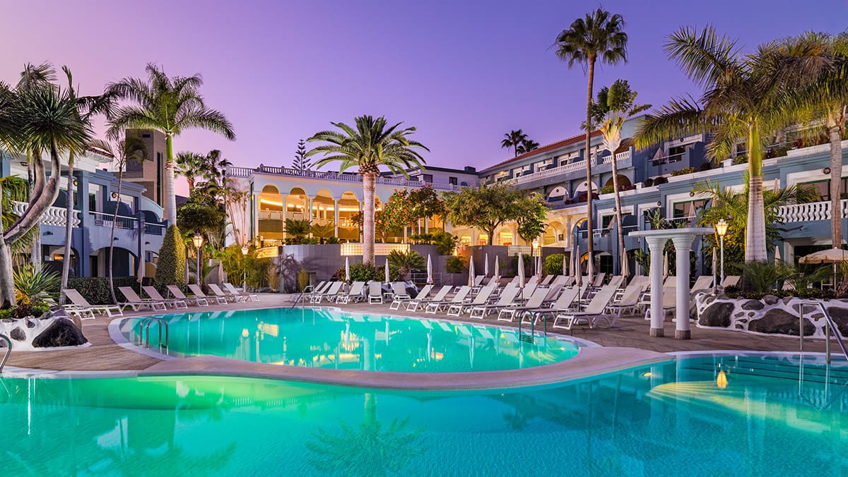 Blick auf das "Adrián Hoteles Colón Guanahaní" in Costa Adeje auf Teneriffa.