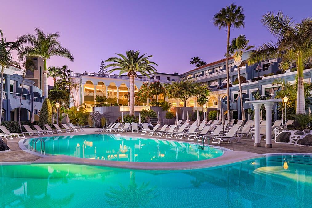 Blick auf das "Adrián Hoteles Colón Guanahaní" in Costa Adeje auf Teneriffa.