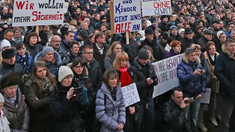 Protest gegen eine angebliche Vergewaltigung: Demonstration von Russlanddeutschen vor dem Kanzleramt in Berlin.