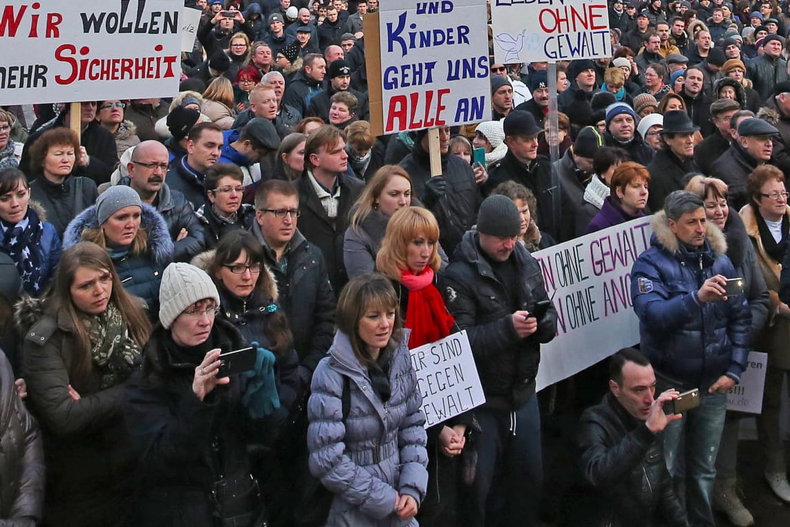 Protest gegen eine angebliche Vergewaltigung: Demonstration von Russlanddeutschen vor dem Kanzleramt in Berlin.