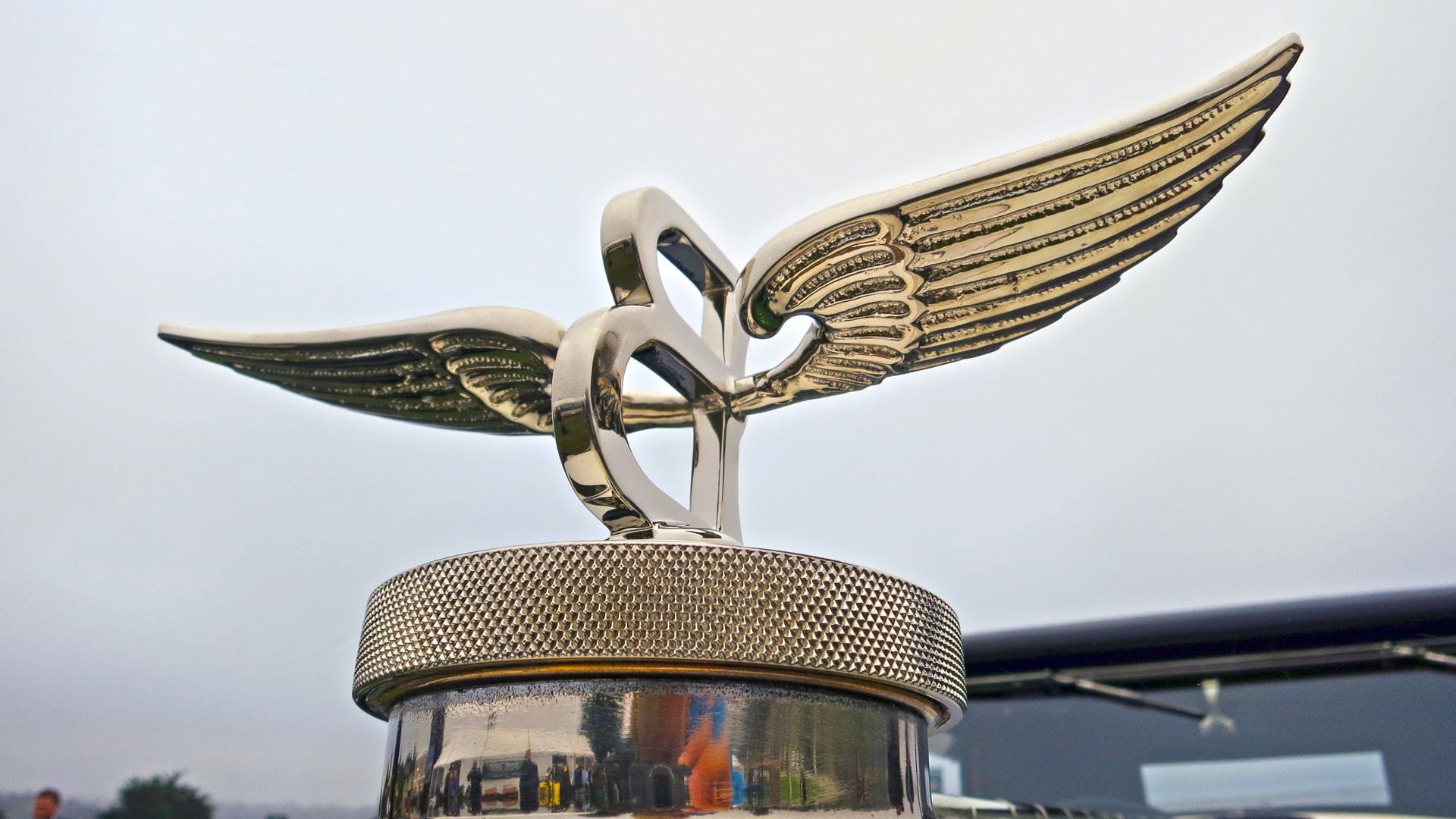 Die auffällige Kühlerfigur Flying B diente bei Bentley auch zu Werbezwecken.