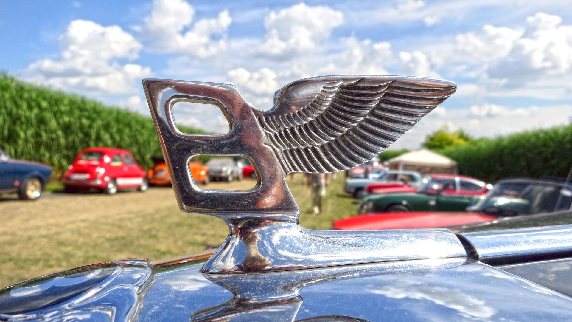 Hersteller wie Bentley setzten auf stilisierte Buchstaben auf den Kühlern ihrer Autos.