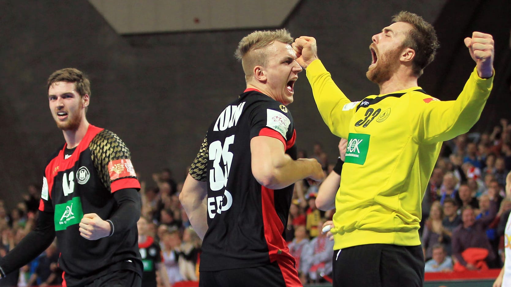 Keeper Andreas Wolff (re.) schreit seine Freude über Deutschlands Sieg heraus.