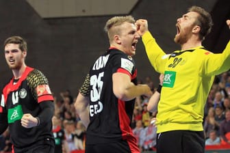 Keeper Andreas Wolff (re.) schreit seine Freude über Deutschlands Sieg heraus.