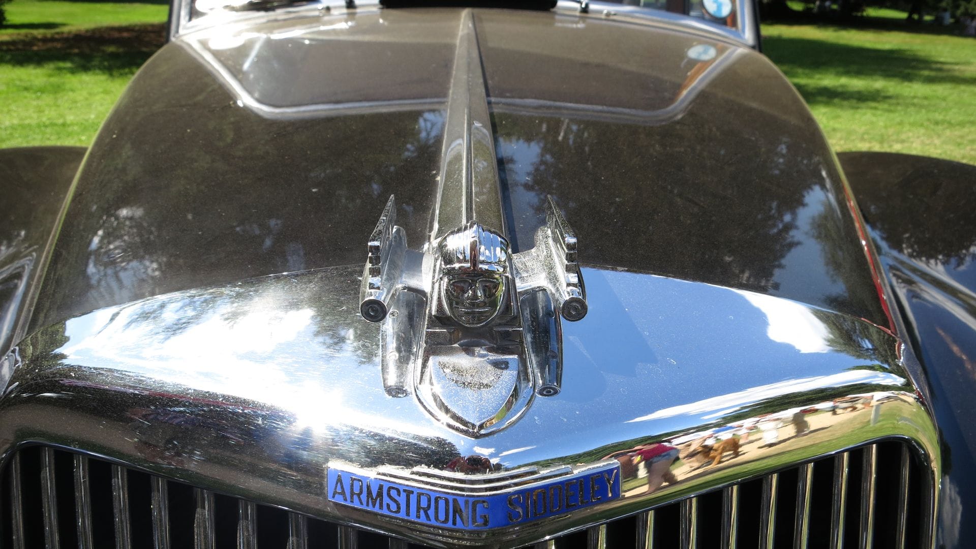 Nicht zuletzt auch wegen Verboten und Verschärfungen der Gesetze verschwanden infolgedessen die meisten Autos mit markantem Kühlerfiguren aus dem Straßenbild wie dieser Armstrong Siddeley Sapphire 346.
