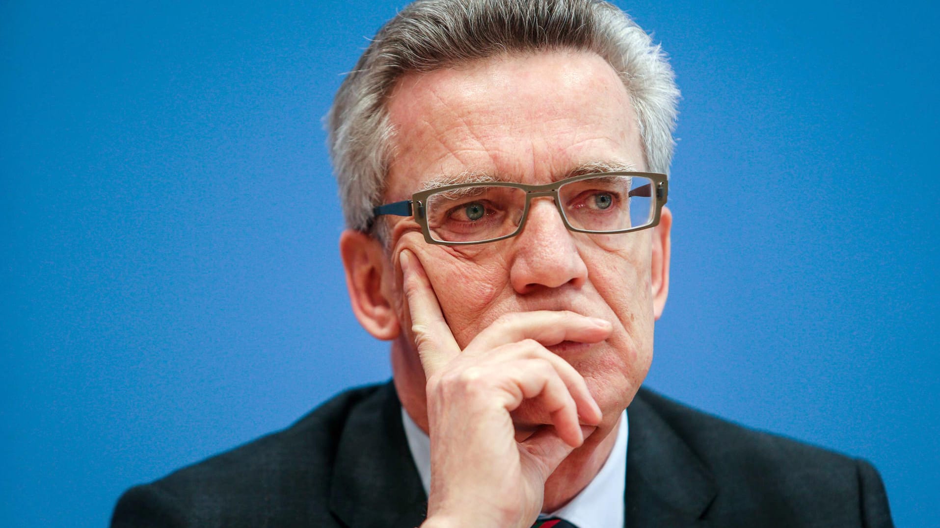 Thomas de Maizière zeigt sich besorgt angesichts der nicht nachlassenden Flüchtlingswelle.