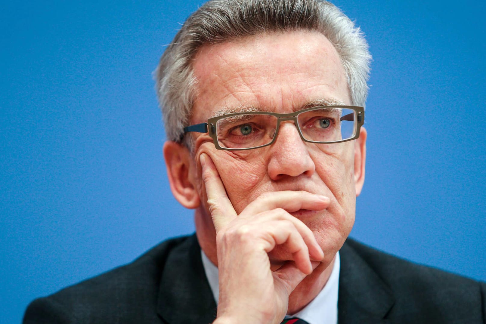 Thomas de Maizière zeigt sich besorgt angesichts der nicht nachlassenden Flüchtlingswelle.