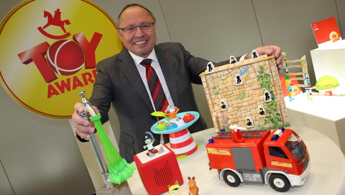 Ernst Kick, Vorstandsvorsitzender der Spielwarenmesse eG, präsentiert die Spielsachen, die für den "Toy Award 2016" nominiert sind.