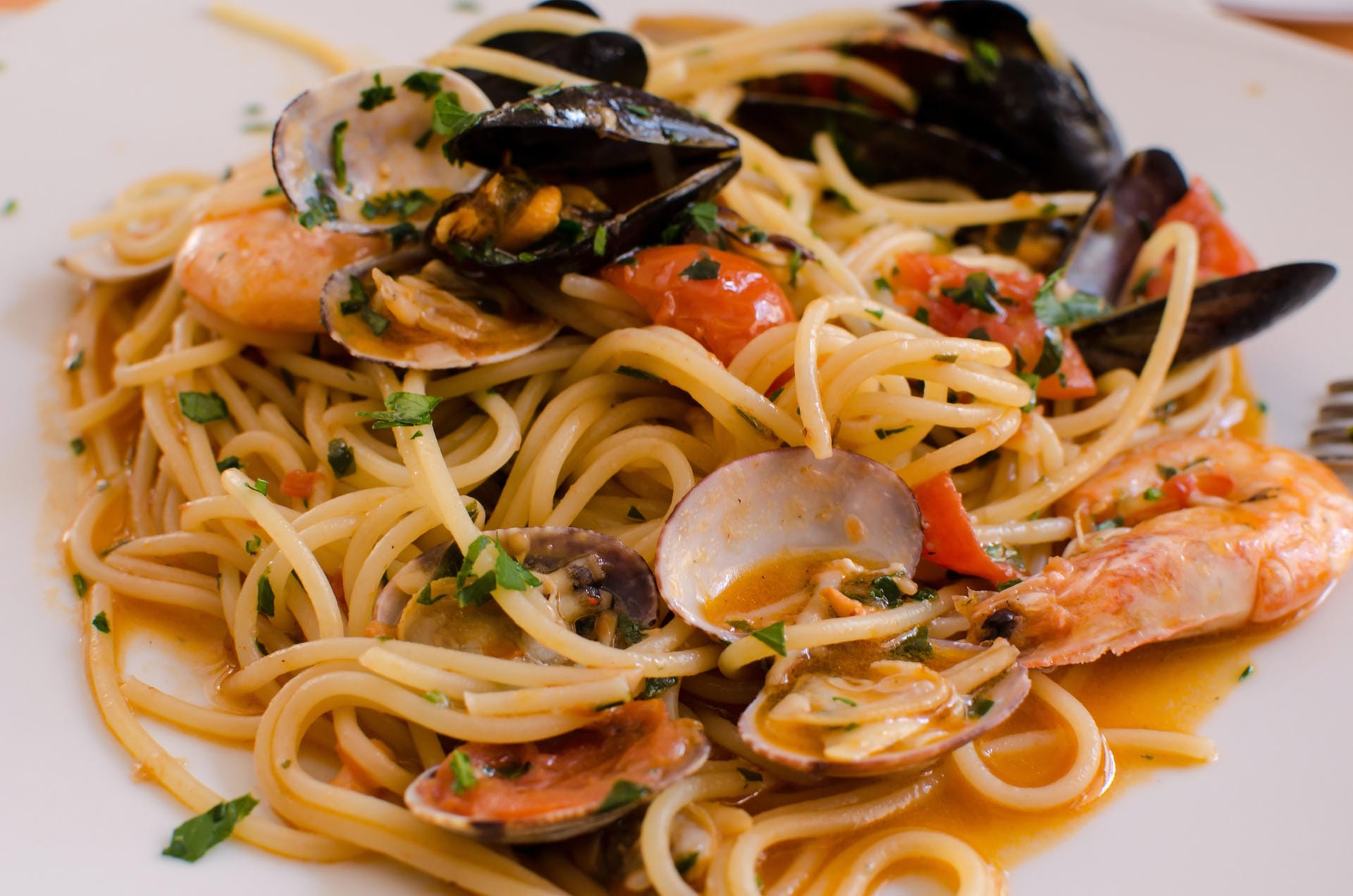 Auf Pasta mit Meeresfrüchten streut in Italien niemand Parmesan.Der passt nämlich aromatisch so gar nicht dazu. Den Deutschen ist das egal – deswegen kommt hier oft ein Schälchen mit auf den Tisch.