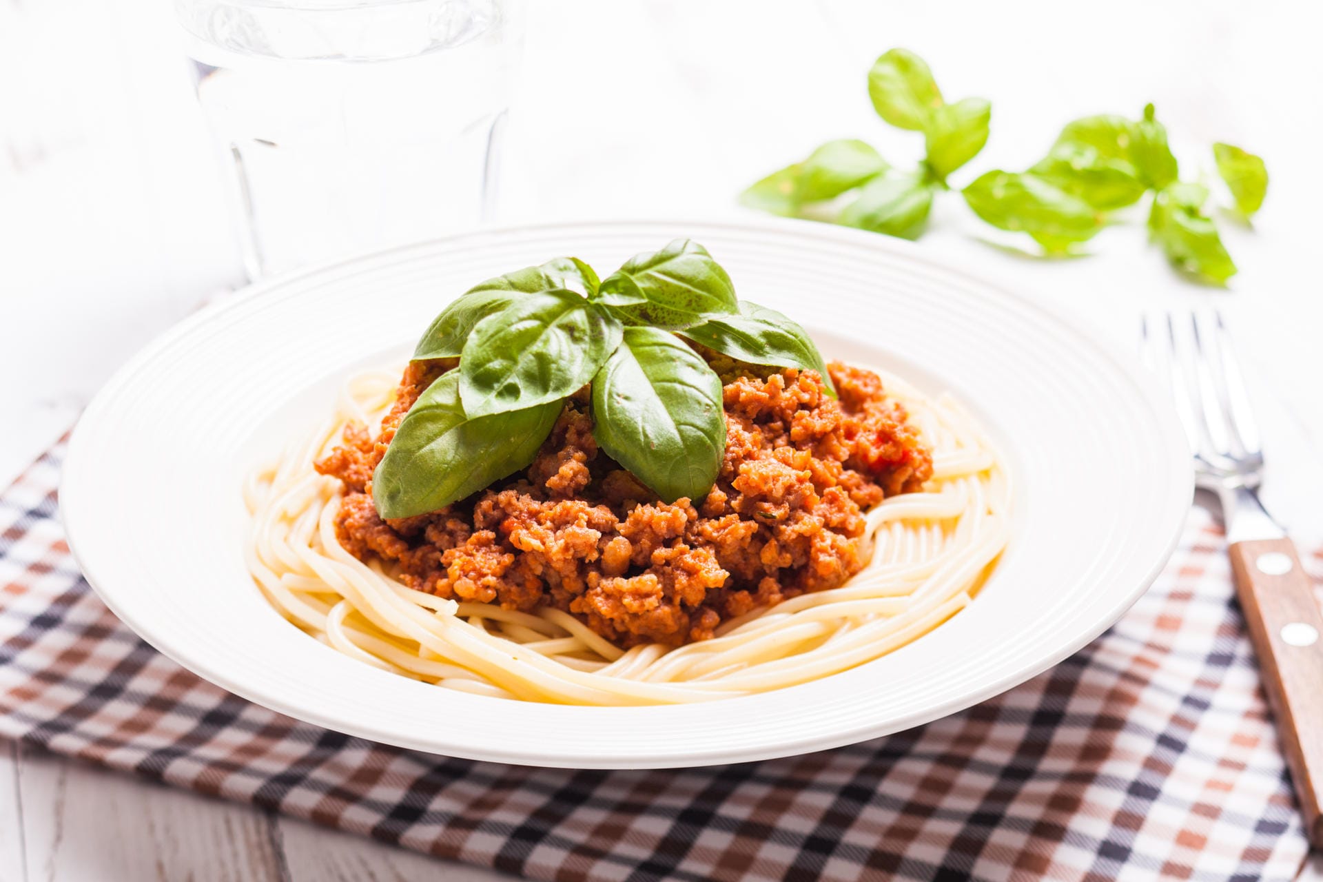 Spaghetti Bolognese gibt’s nirgends in Italien – denn die berühmte Sauce aus Bologna wird völlig anders als hier hergestellt und nur mit frischen, breiten Tagliatelle serviert.