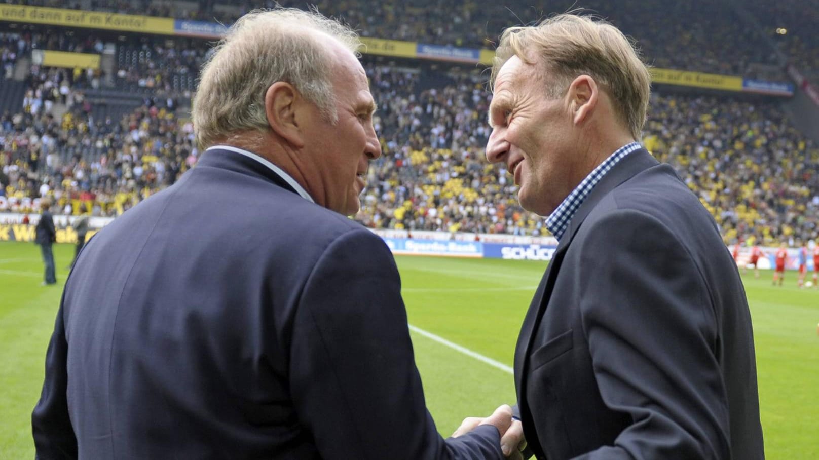 Ein Bild aus früheren Tagen: Uli Hoeneß (li.) und Hans-Joachim Watzke im Signal-Iduna-Park zu Dortmund. Ein Bild aus früheren Tagen: Uli Hoeneß (li.) und Hans-Joachim Watzke im Signal-Iduna-Park zu Dortmund.