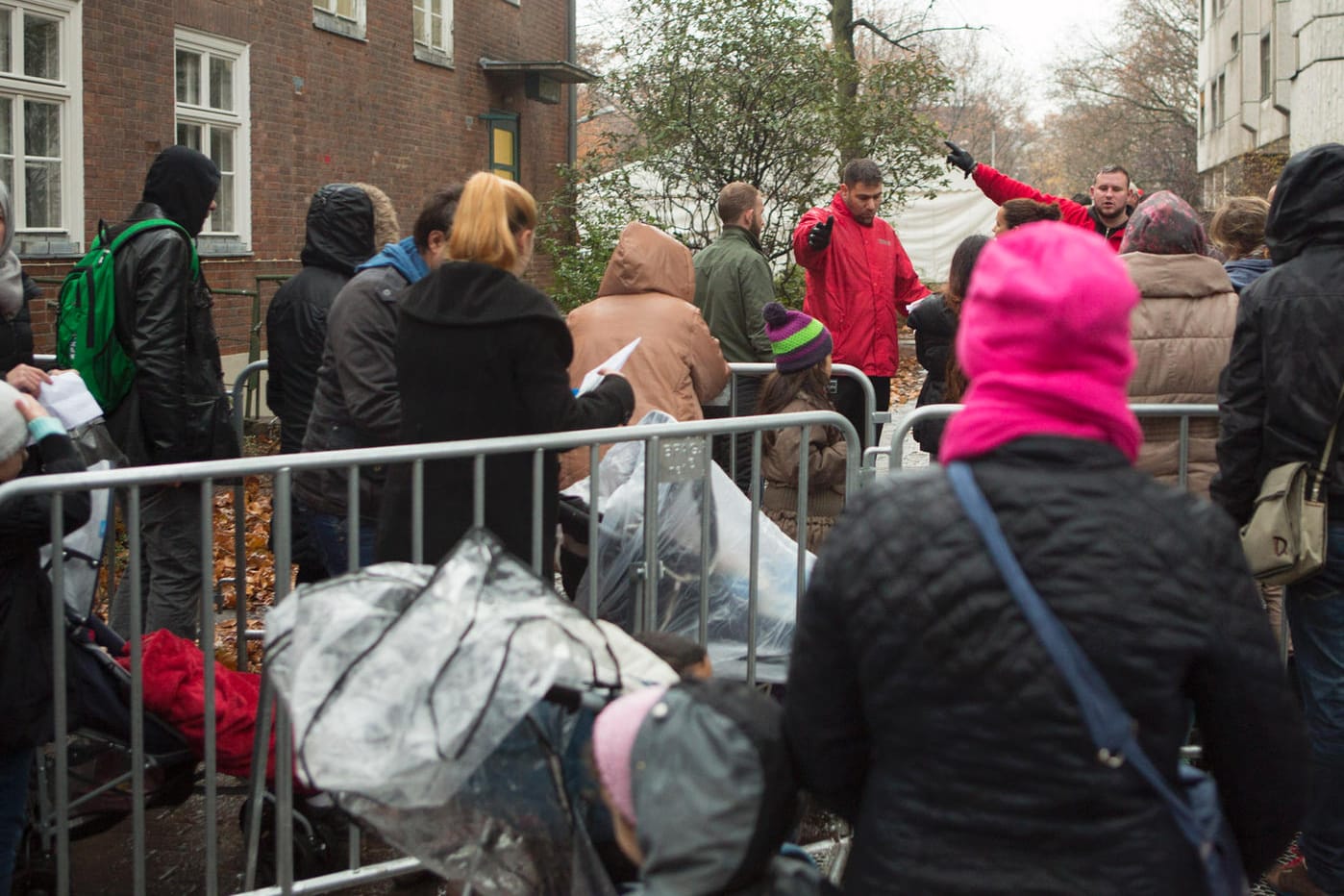 Zur Registrierung müssen Flüchtlinge oft in langen Warteschlangen anstehen.