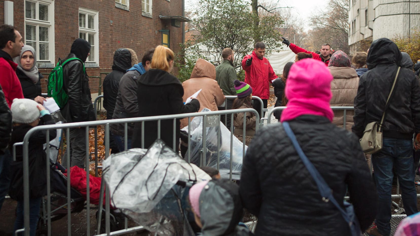 Zur Registrierung müssen Flüchtlinge oft in langen Warteschlangen anstehen.