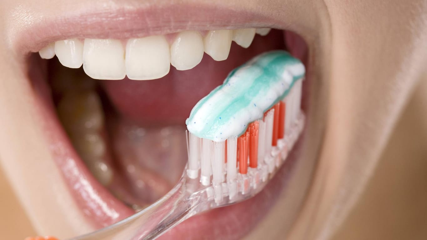Fluorid kann die Zähne vor Karies schützen.
