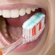 Fluorid kann die Zähne vor Karies schützen.