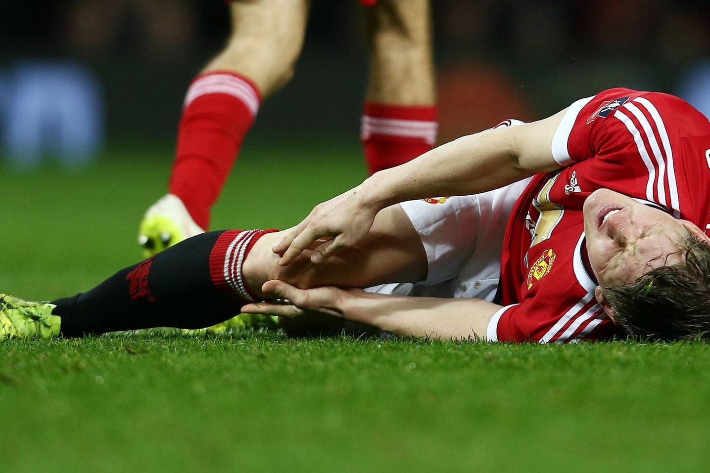 Bastian Schweinsteiger liegt am 9. Januar im Spiel gegen Sheffielld am Boden und hält sich mit schmerzverzerrtem Gesicht das Knie.