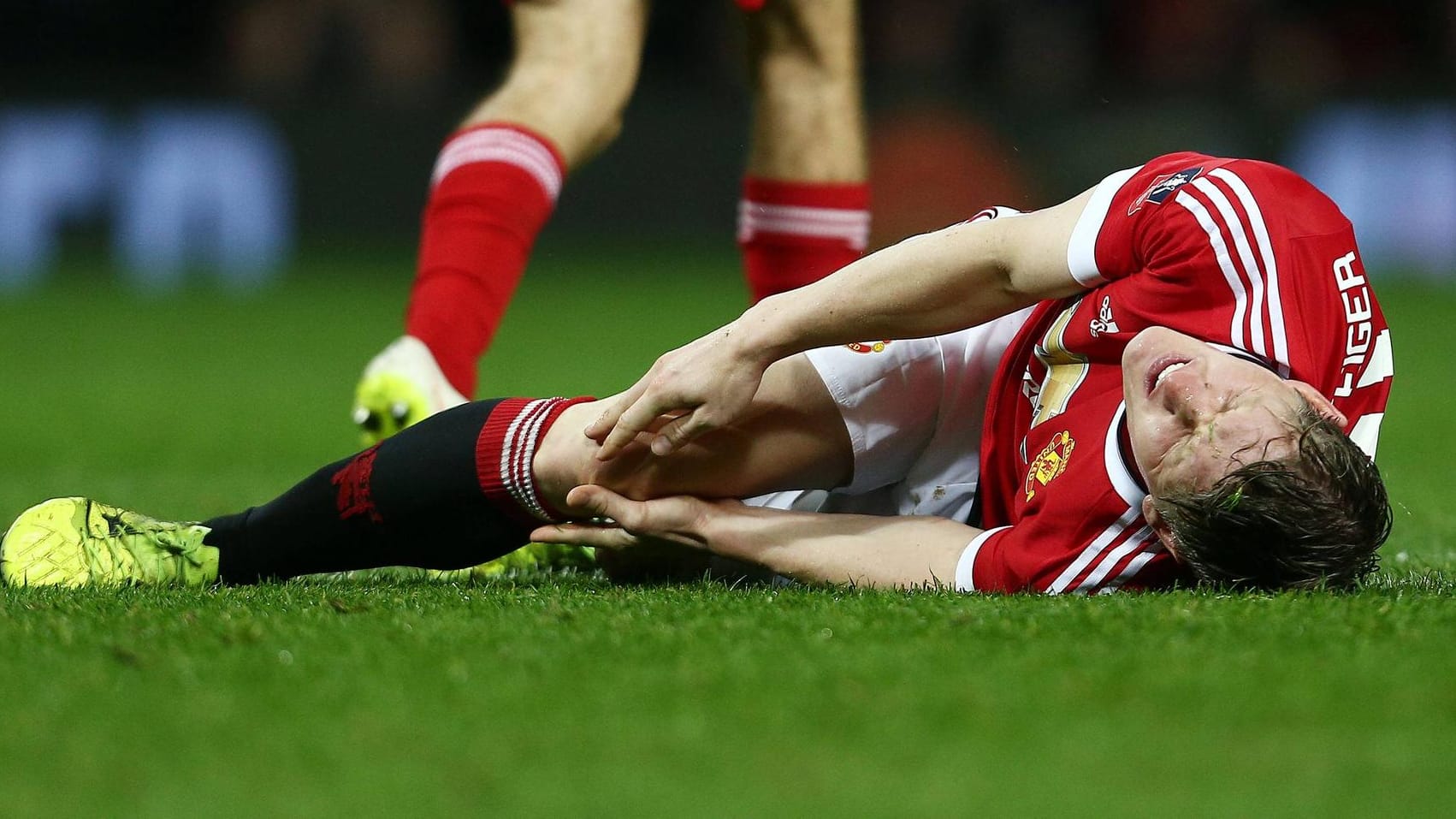 Bastian Schweinsteiger liegt am 9. Januar im Spiel gegen Sheffielld am Boden und hält sich mit schmerzverzerrtem Gesicht das Knie. Bastian Schweinsteiger liegt am 9. Januar im Spiel gegen Sheffielld am Boden und hält sich mit schmerzverzerrtem Gesicht das Knie.