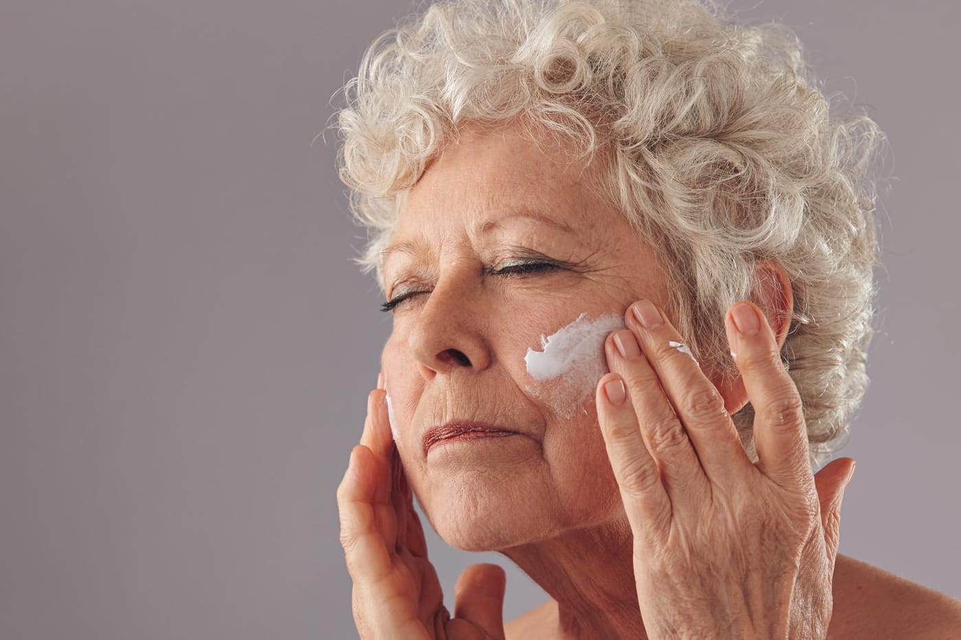 Antifaltencreme im Test: Falten lassen sich nicht wegcremen.