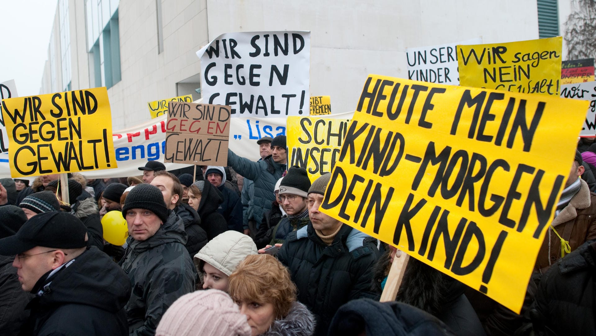 Eine Demonstration von Russlanddeutschen nach der angeblichen Vergewaltigung einer 13-Jährigen.