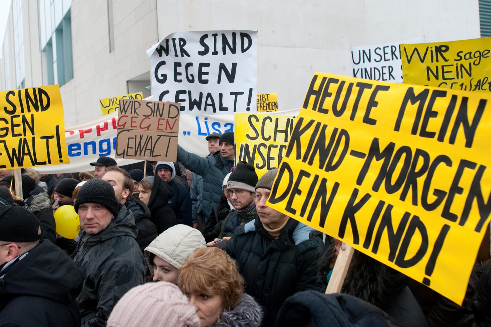 Eine Demonstration von Russlanddeutschen nach der angeblichen Vergewaltigung einer 13-Jährigen.