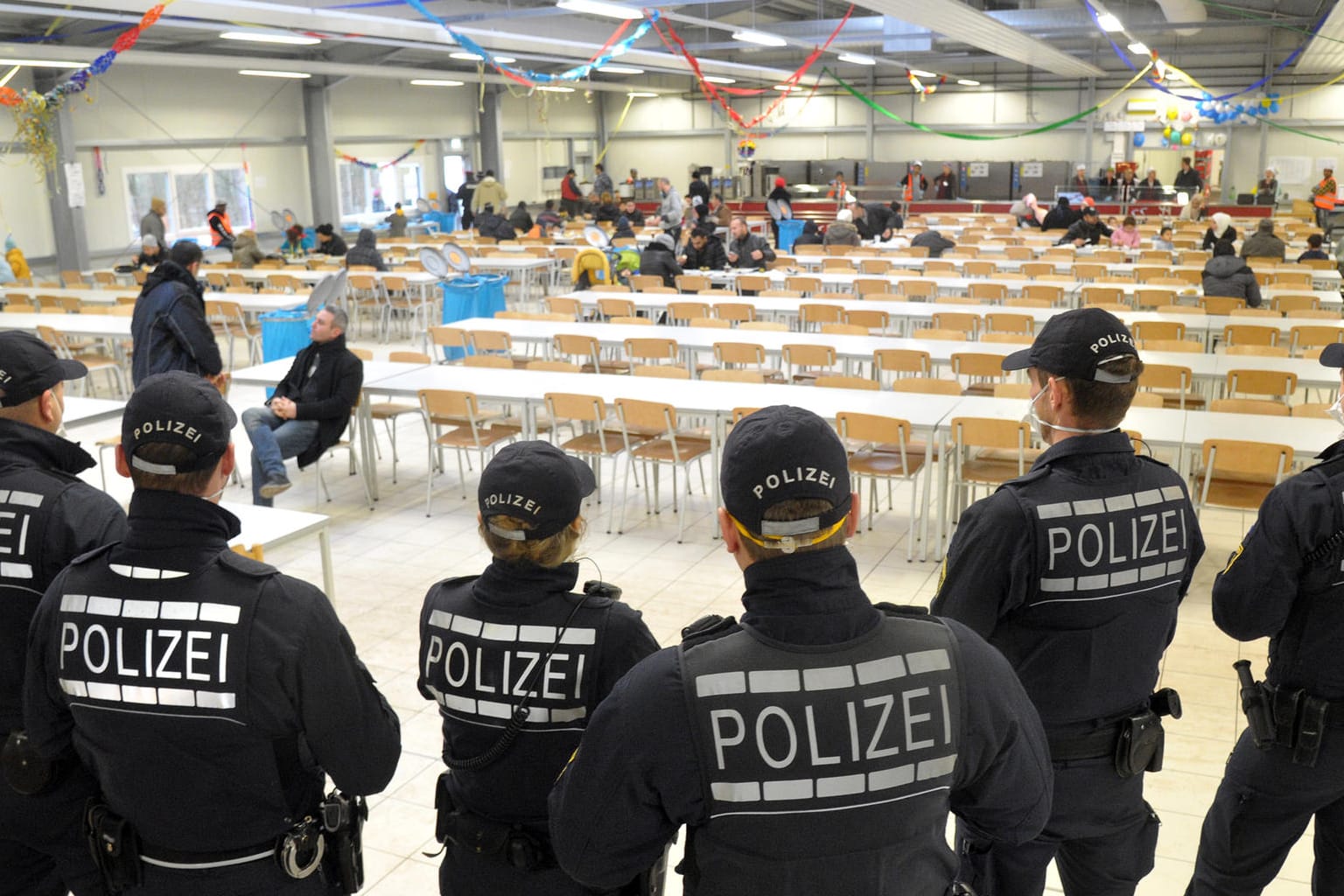 Polizisten im Küchenzelt der Landeserstaufnahmeeinrichtung Ellwangen.